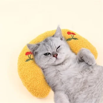 2023 Новый дизайн подушки для домашних животных U-образной формы Мягкая и пушистая плюшевая подушка для домашних животных для кошки, чтобы лежать на подушке для кошки Кошки Модный протектор шеи