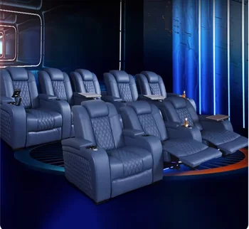 Диван для домашнего кинотеатра на вилле сочетает в себе просторную электрическую кабину, частную видеокомнату, видеокомнату, массаж, смотровое кресло